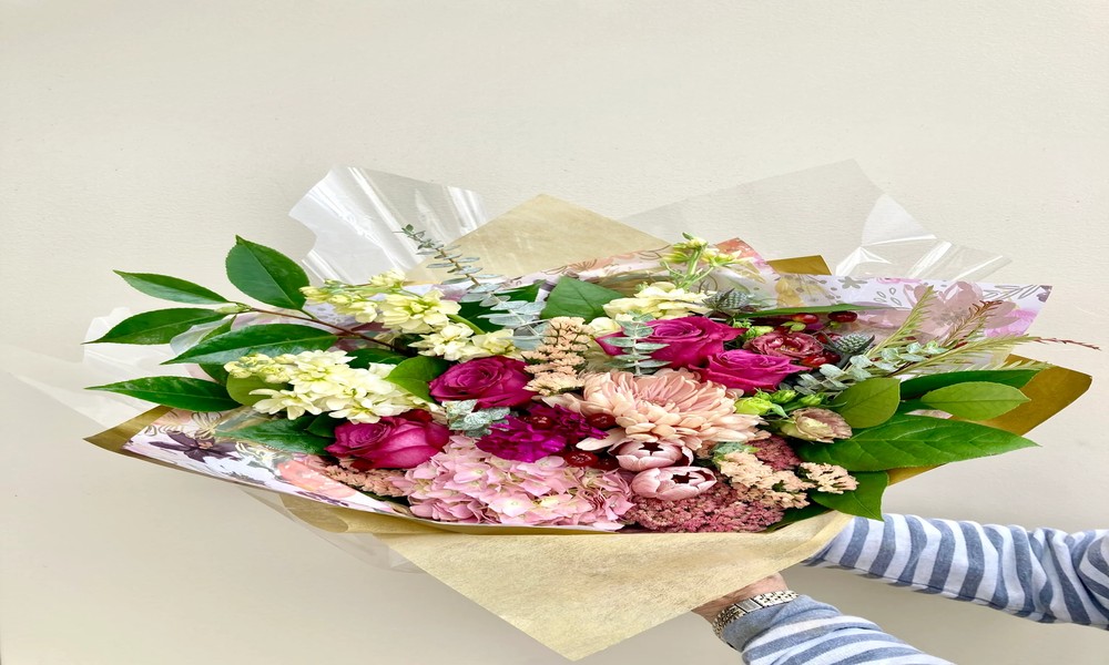 The Professional Touch: Why Artisan-Curated Bouquets Outshine Supermarket Bunches